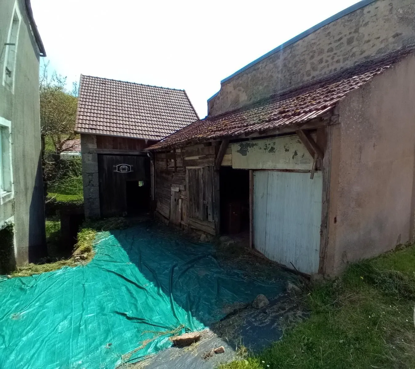 Charmante maison en pierre à vendre à Lormes, Morvan avec dépendances et jardin 