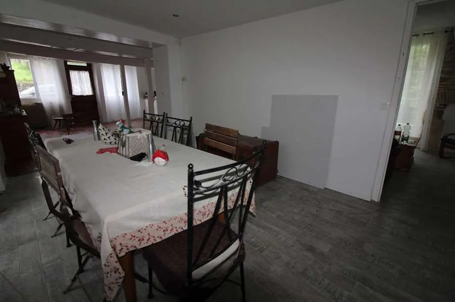 Charmante maison en pierre à vendre à Lormes, Morvan avec dépendances et jardin 
