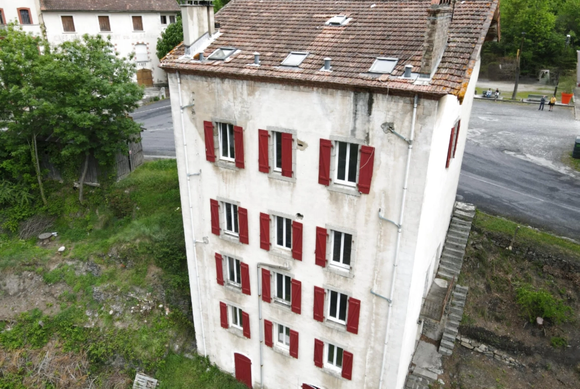 Grande maison modulable de 437 m² avec jardin et garages à Axat 