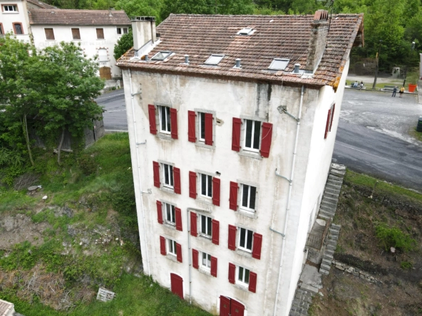Grande maison modulable de 437 m² avec jardin et garages à Axat