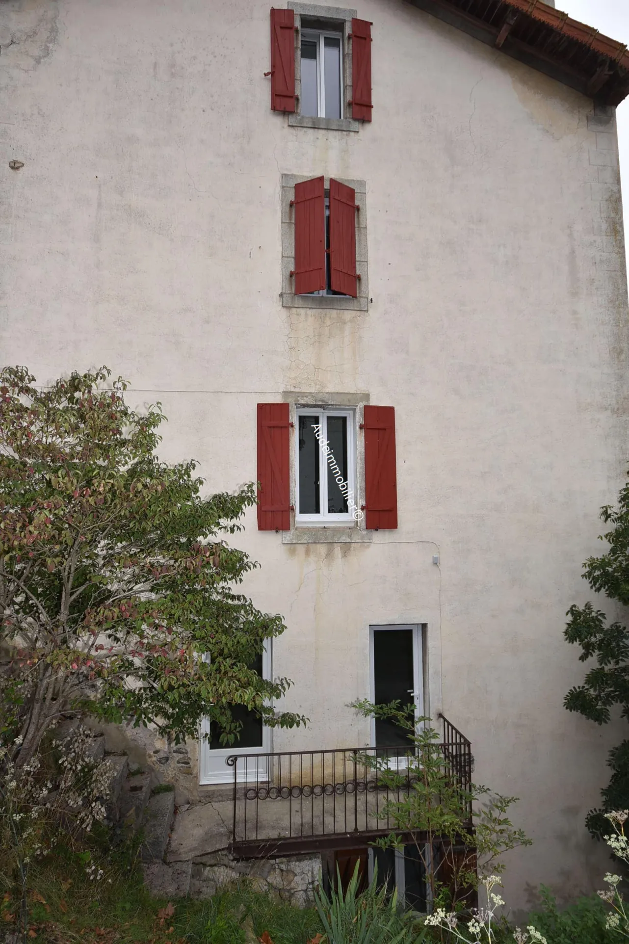 Grande maison modulable de 437 m² avec jardin et garages à Axat 