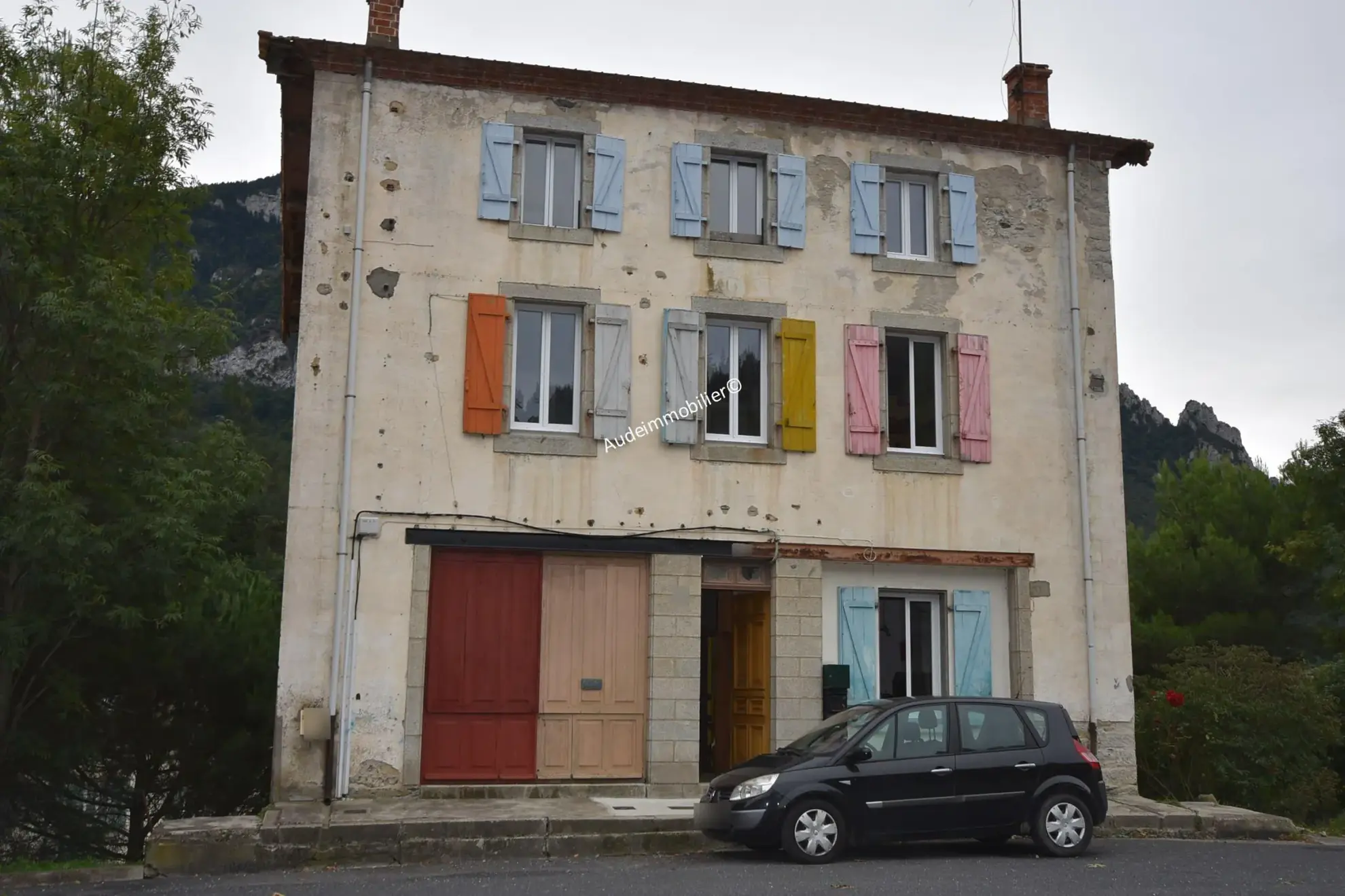Grande maison modulable de 437 m² avec jardin et garages à Axat 