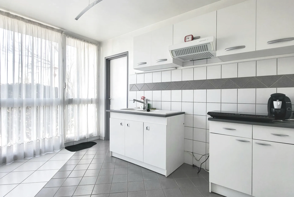 Appartement T2 lumineux avec bureau, balcon et stationnement à Osny 