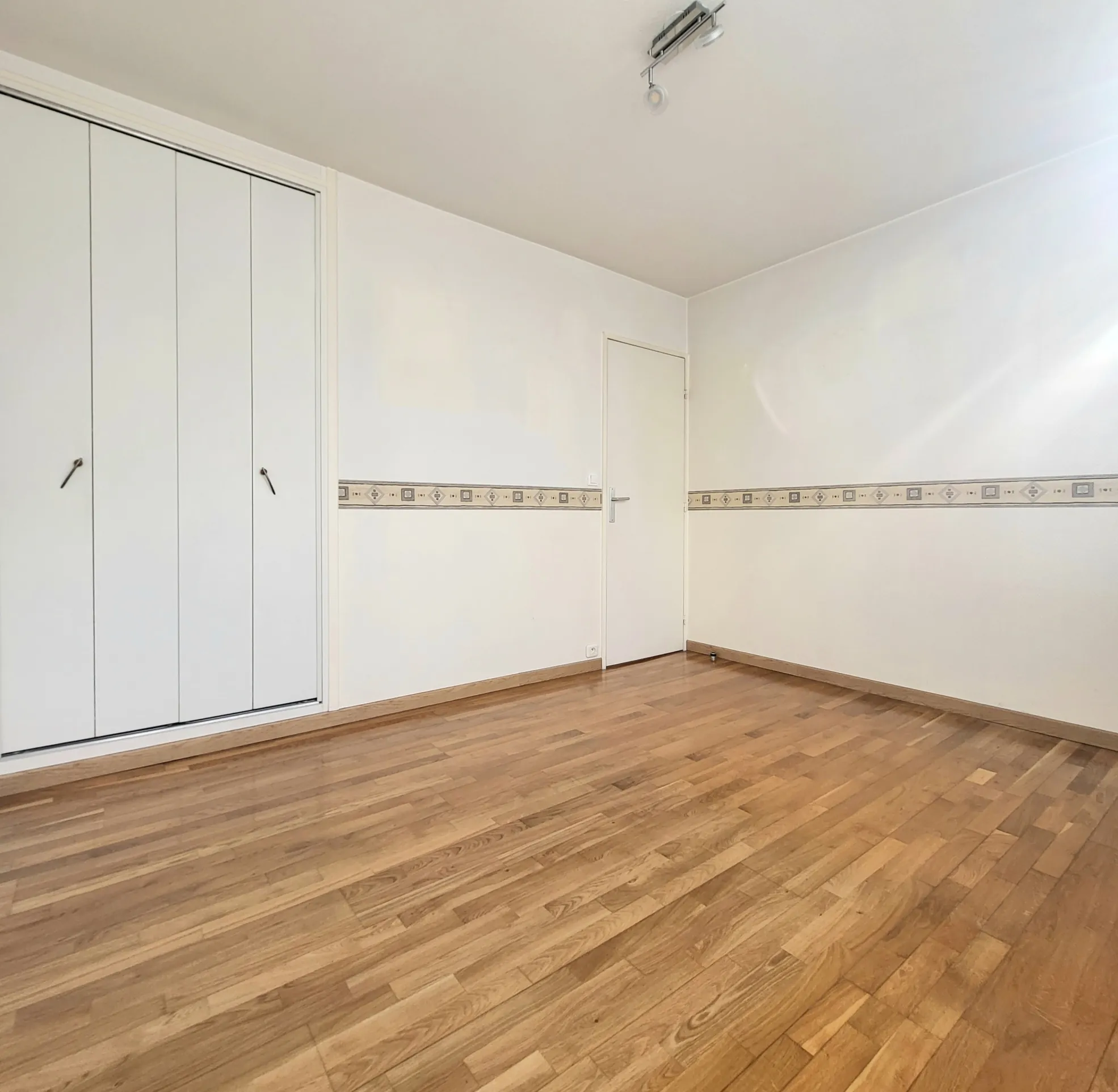 Appartement T2 lumineux avec bureau, balcon et stationnement à Osny 