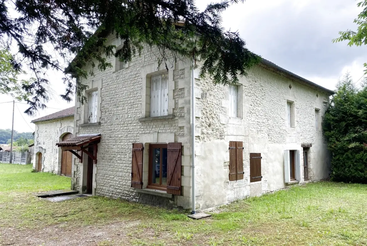 Maison spacieuse de 125 m² avec grange attenante en Périgord Vert 