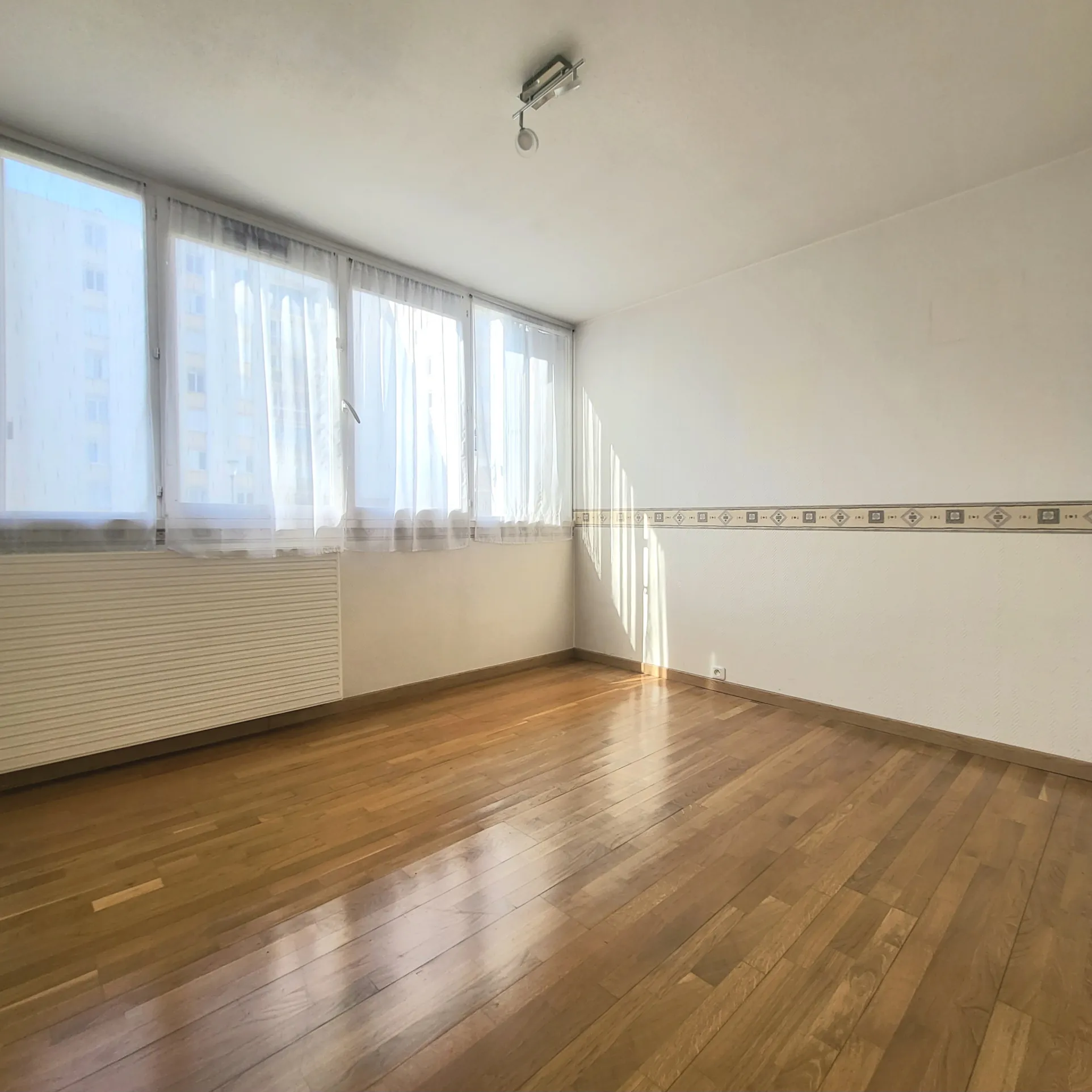 Appartement T2 lumineux avec bureau, balcon et stationnement à Osny 