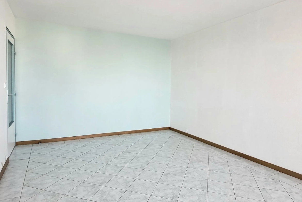 Appartement T2 lumineux avec bureau, balcon et stationnement à Osny 