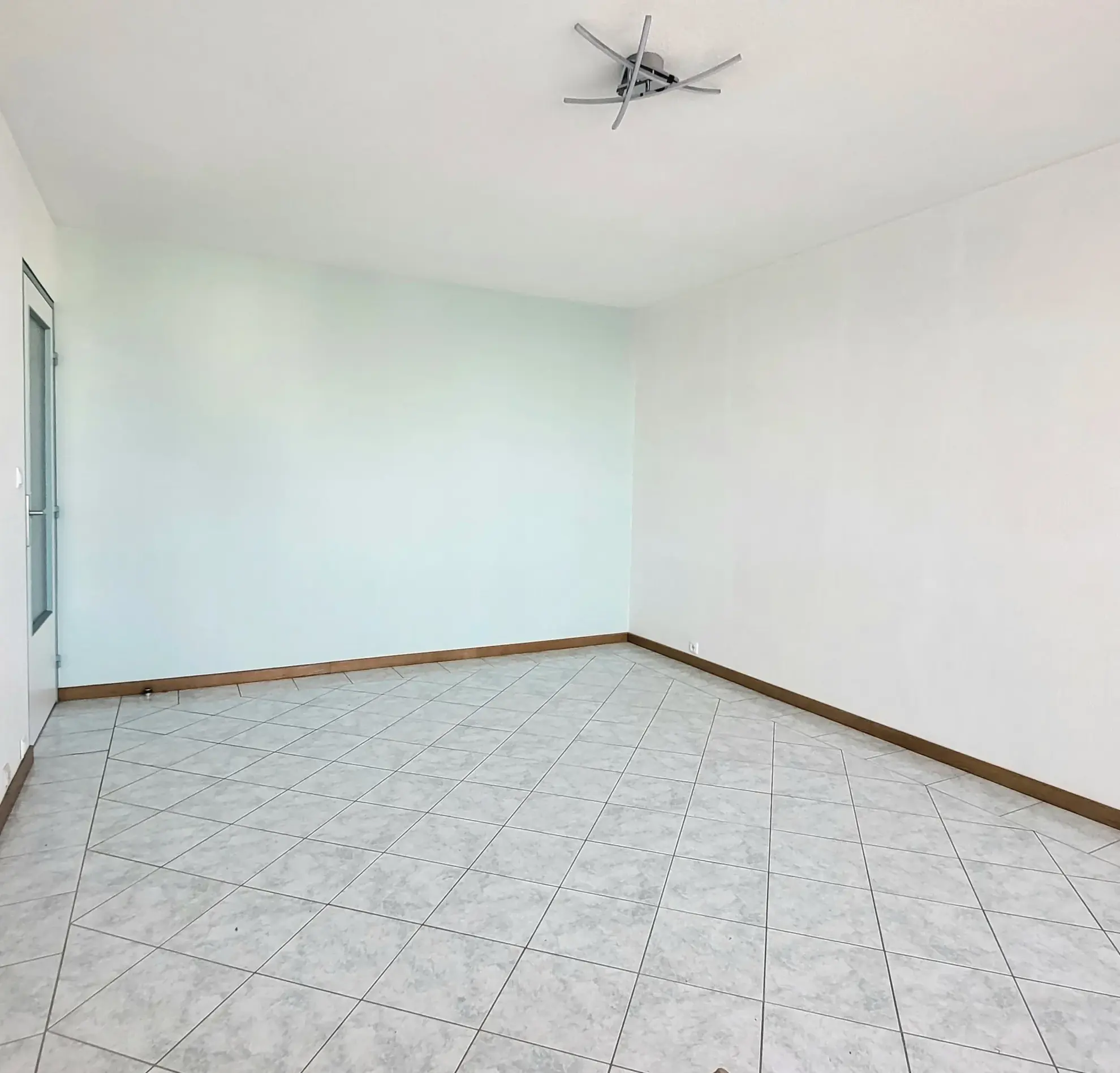 Appartement T2 lumineux avec bureau, balcon et stationnement à Osny 