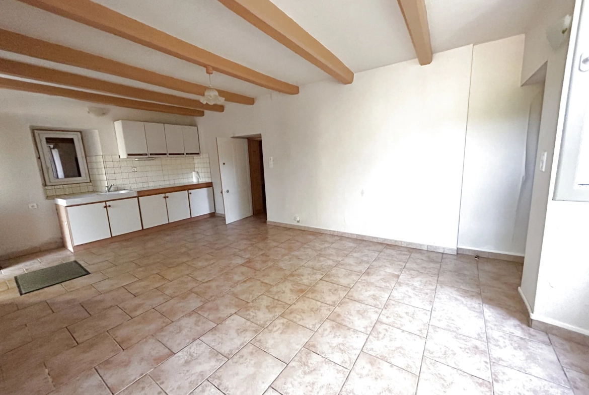 Maison spacieuse de 125 m² avec grange attenante en Périgord Vert 