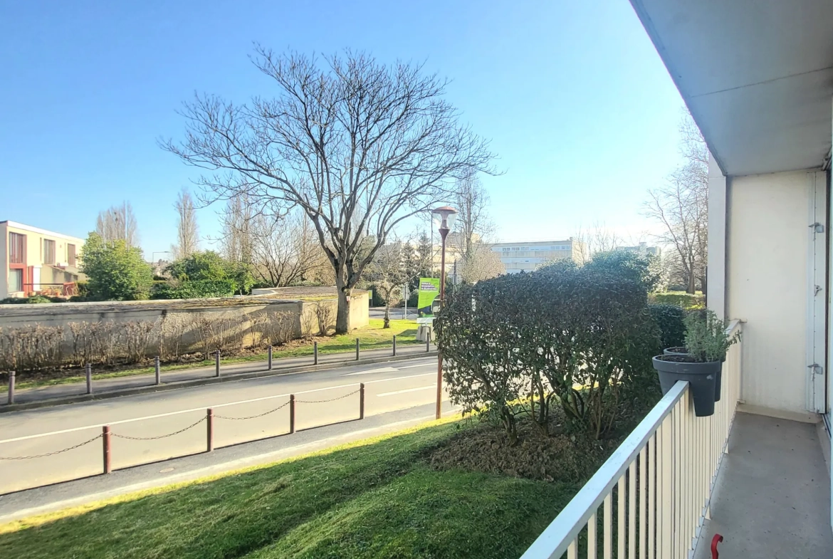 Appartement T2 lumineux avec bureau, balcon et stationnement à Osny 