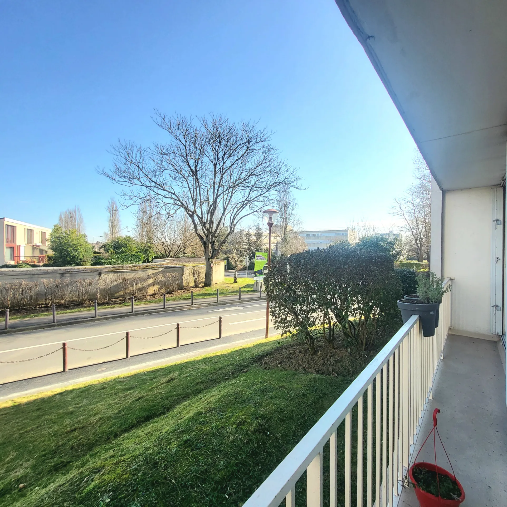 Appartement T2 lumineux avec bureau, balcon et stationnement à Osny 