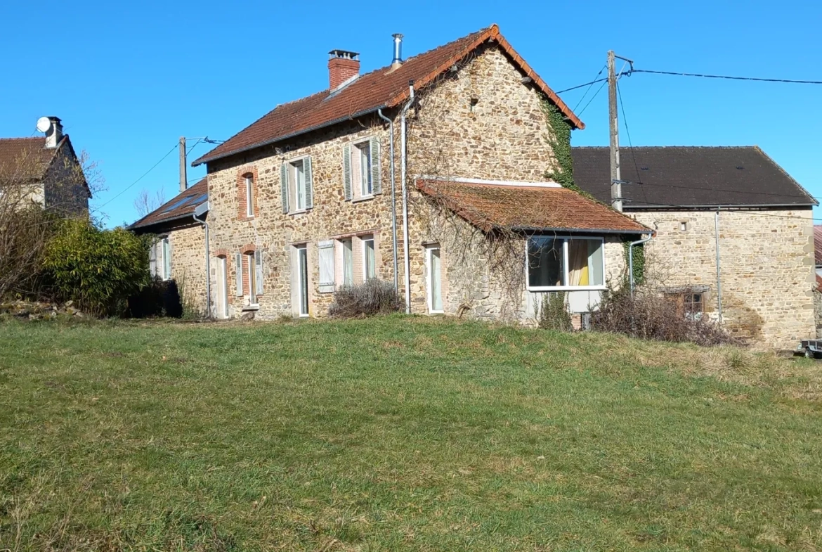 Maison en pierre à rénover de 146 m² avec grand terrain à Bosmoreau les Mines 