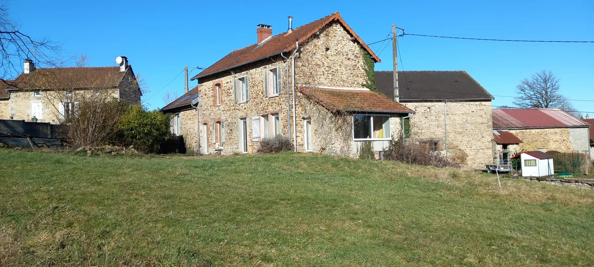 Maison en pierre à rénover de 146 m² avec grand terrain à Bosmoreau les Mines 