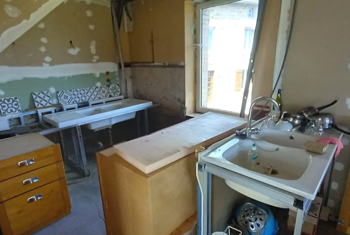 Maison en pierre à rénover de 146 m² avec grand terrain à Bosmoreau les Mines 