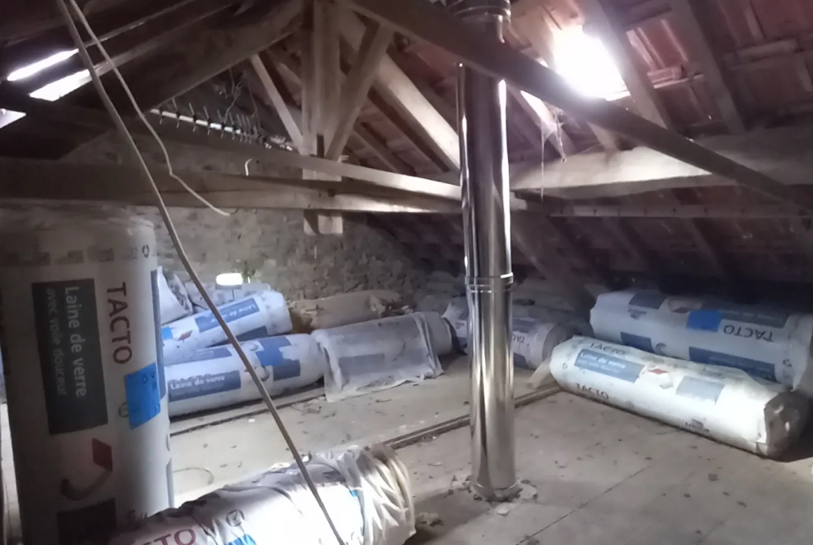 Maison en pierre à rénover de 146 m² avec grand terrain à Bosmoreau les Mines 