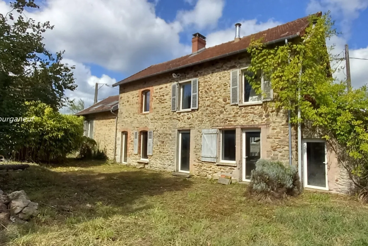 Maison en pierre à rénover de 146 m² avec grand terrain à Bosmoreau les Mines 