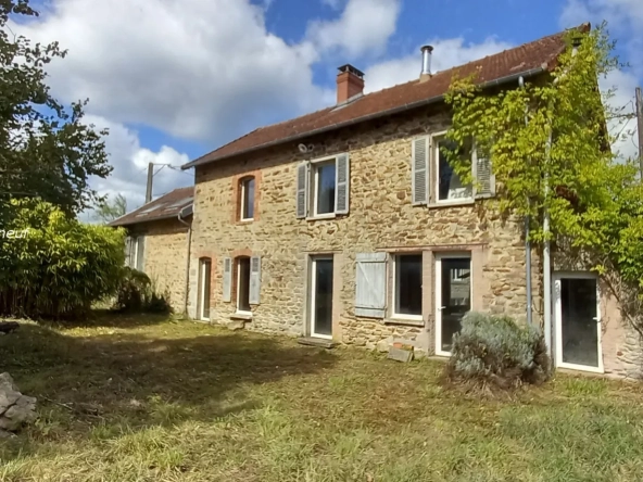 Maison en pierre à rénover de 146 m² avec grand terrain à Bosmoreau les Mines