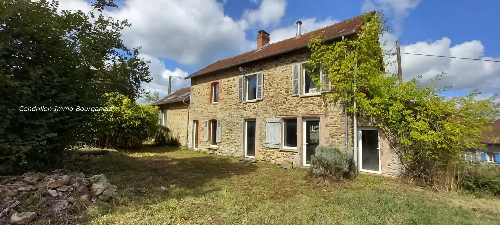 Maison en pierre à rénover de 146 m² avec grand terrain à Bosmoreau les Mines 