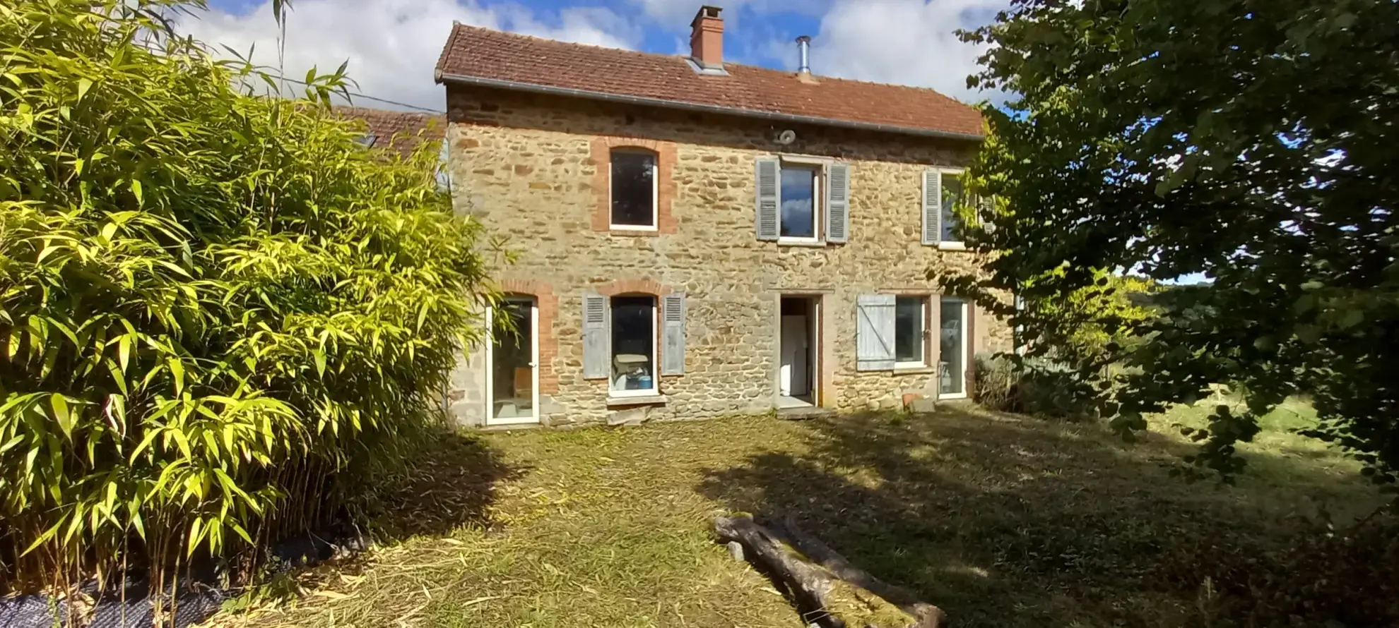 Maison en pierre à rénover de 146 m² avec grand terrain à Bosmoreau les Mines 