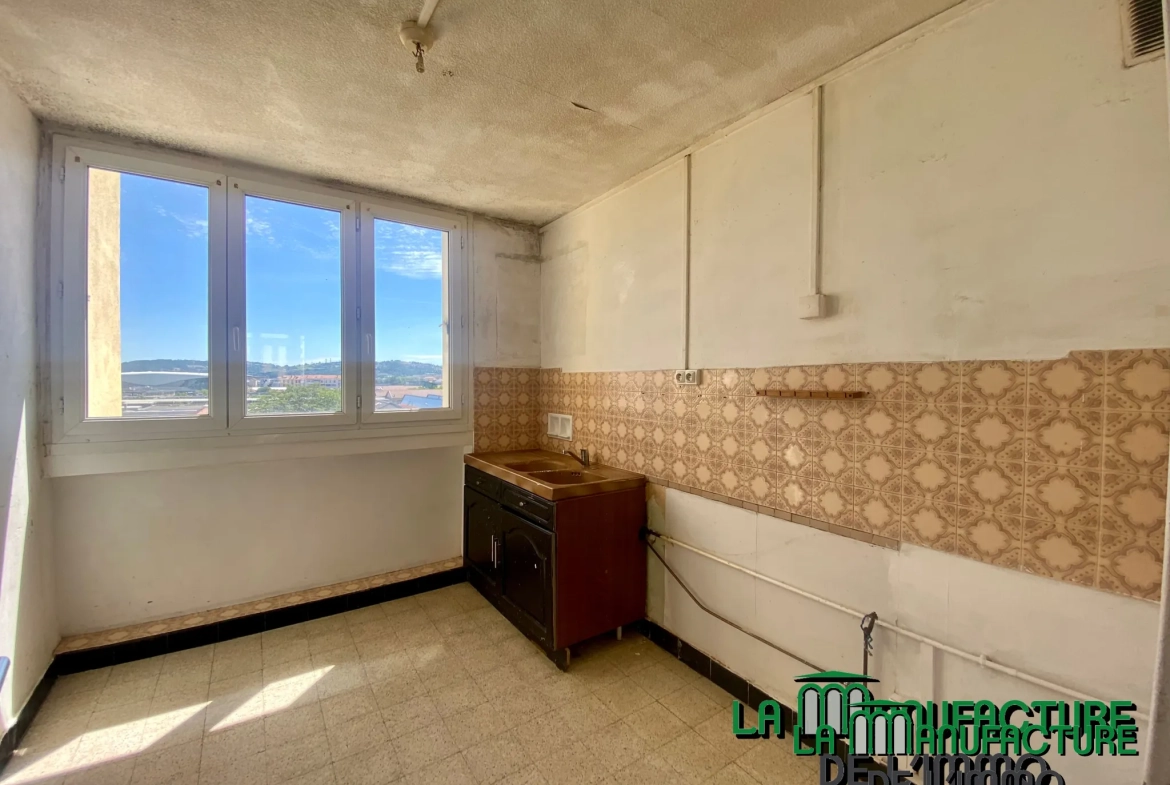 Appartement F3 lumineux à Saint-Étienne avec balcon, cave et parking collectif 