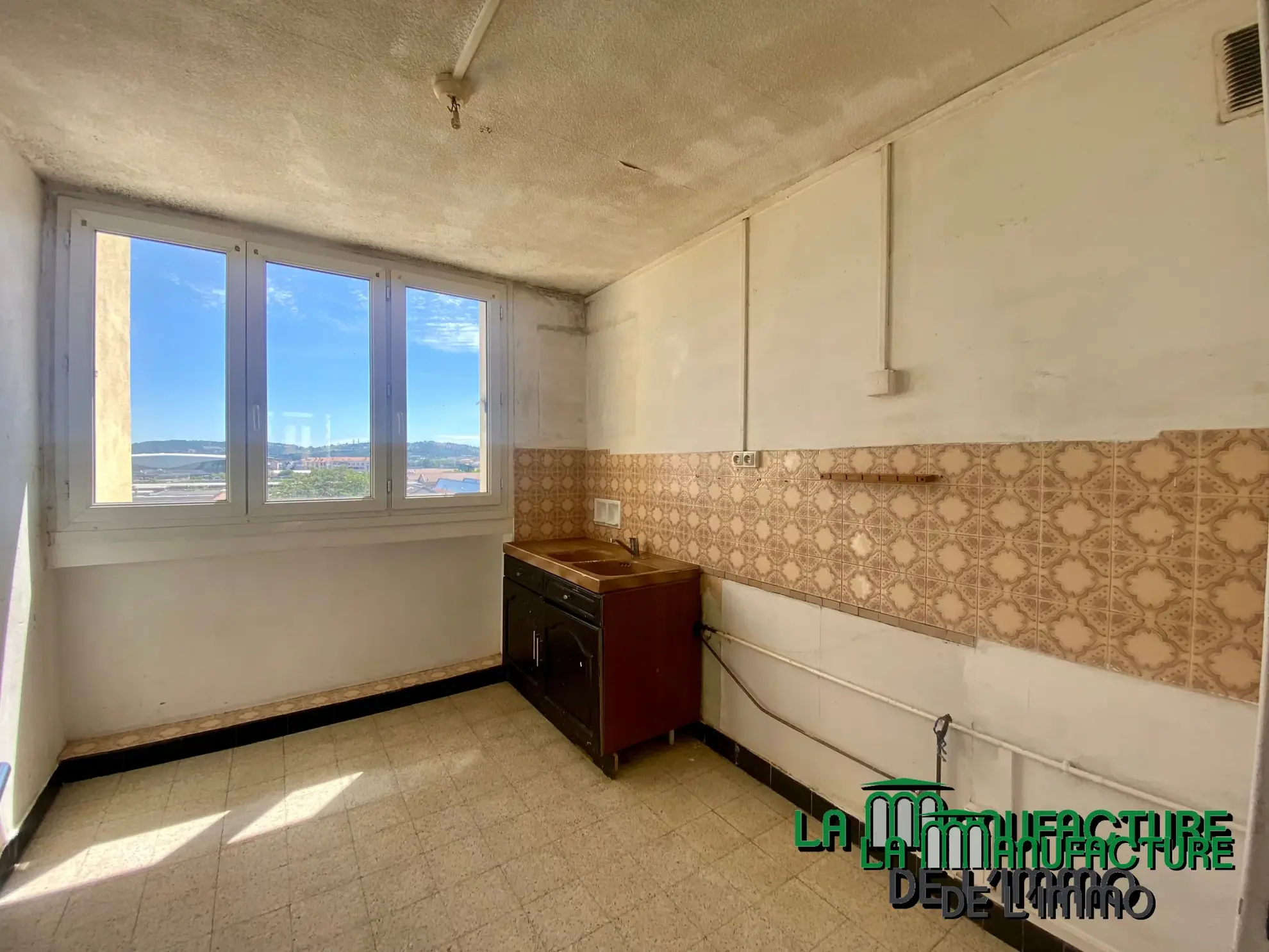 Appartement F3 lumineux à Saint-Étienne avec balcon, cave et parking collectif 