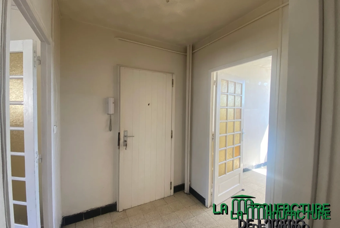 Appartement F3 lumineux à Saint-Étienne avec balcon, cave et parking collectif 