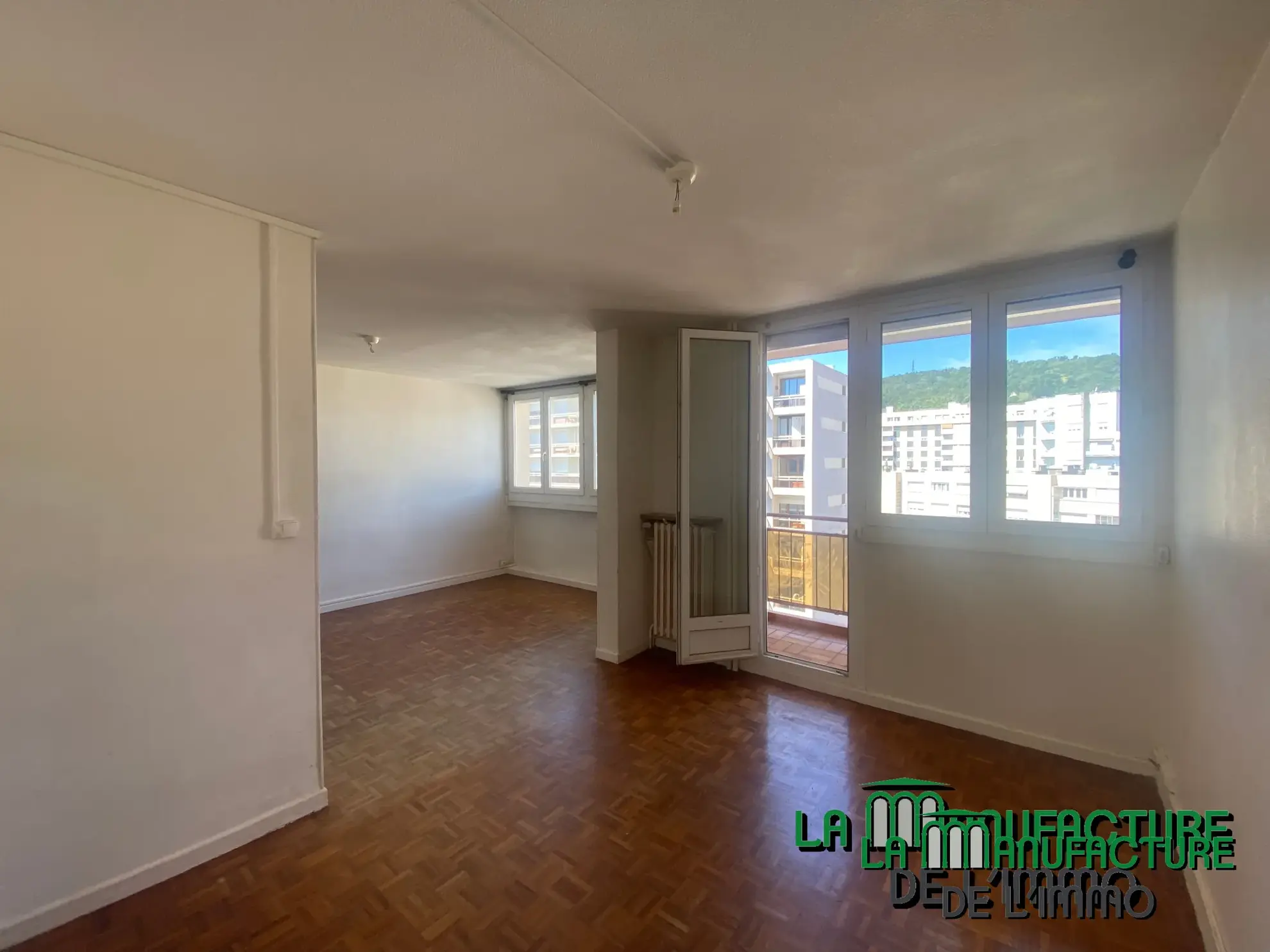 Appartement F3 lumineux à Saint-Étienne avec balcon, cave et parking collectif 