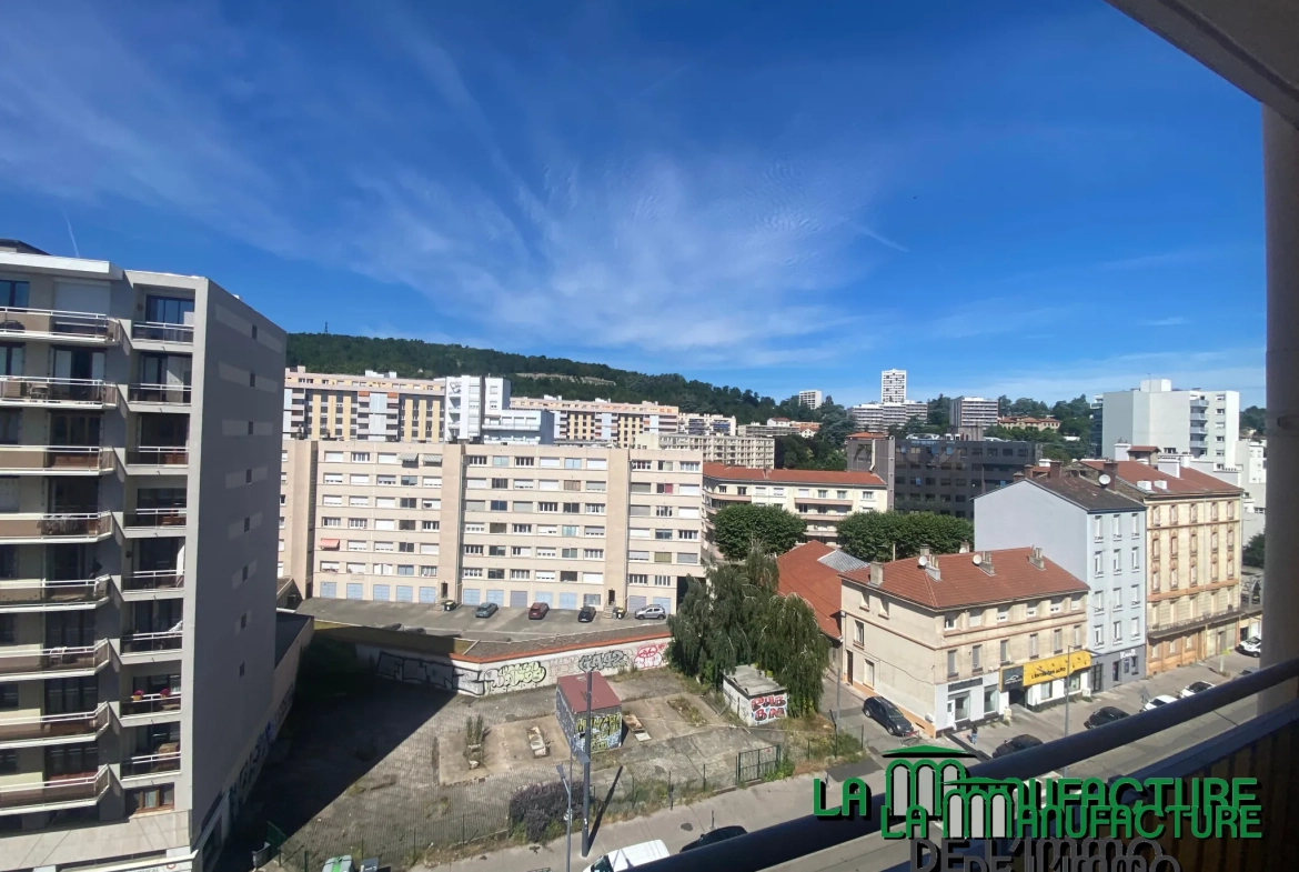 Appartement F3 lumineux à Saint-Étienne avec balcon, cave et parking collectif 