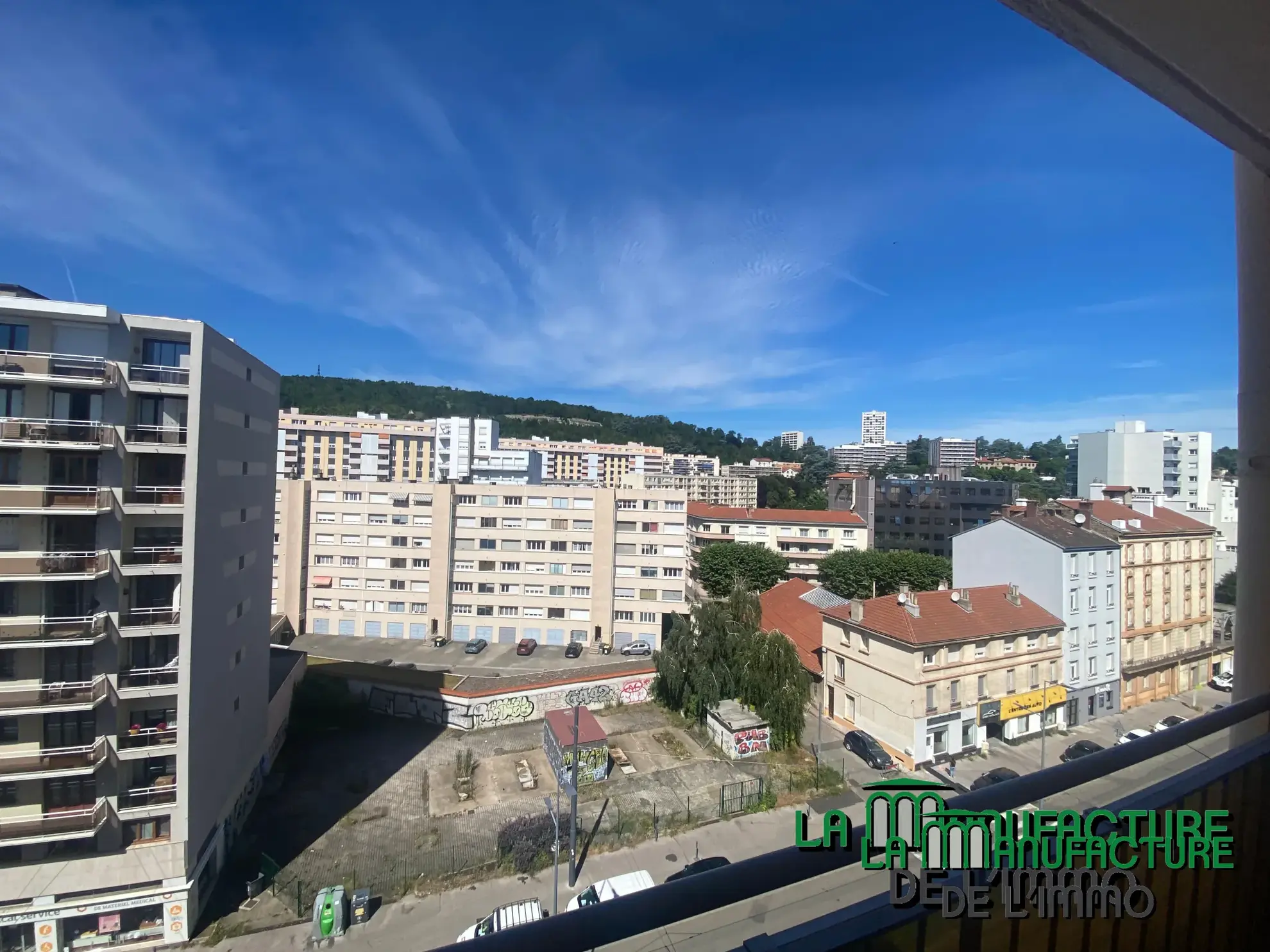 Appartement F3 lumineux à Saint-Étienne avec balcon, cave et parking collectif 