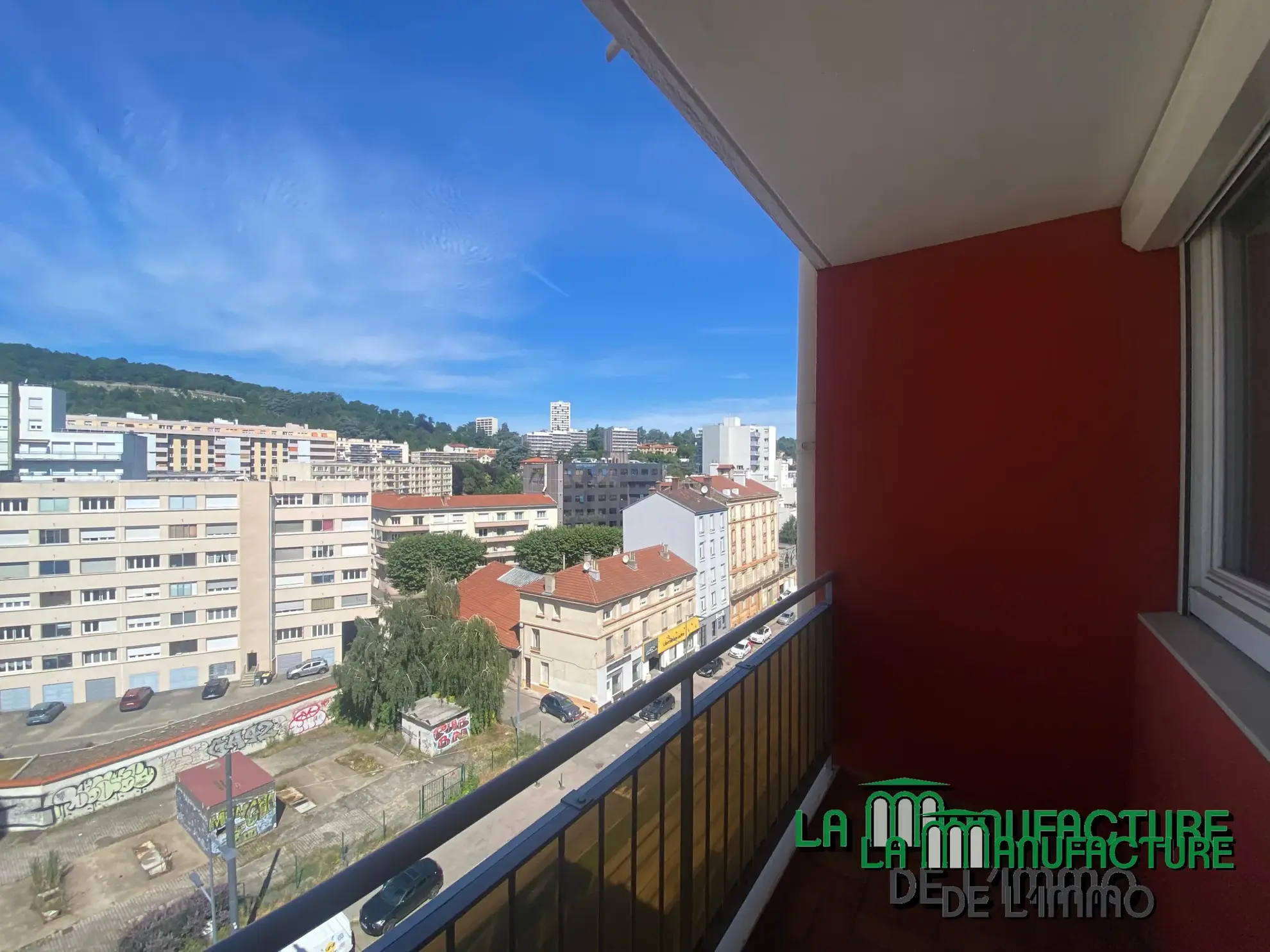 Appartement F3 lumineux à Saint-Étienne avec balcon, cave et parking collectif 