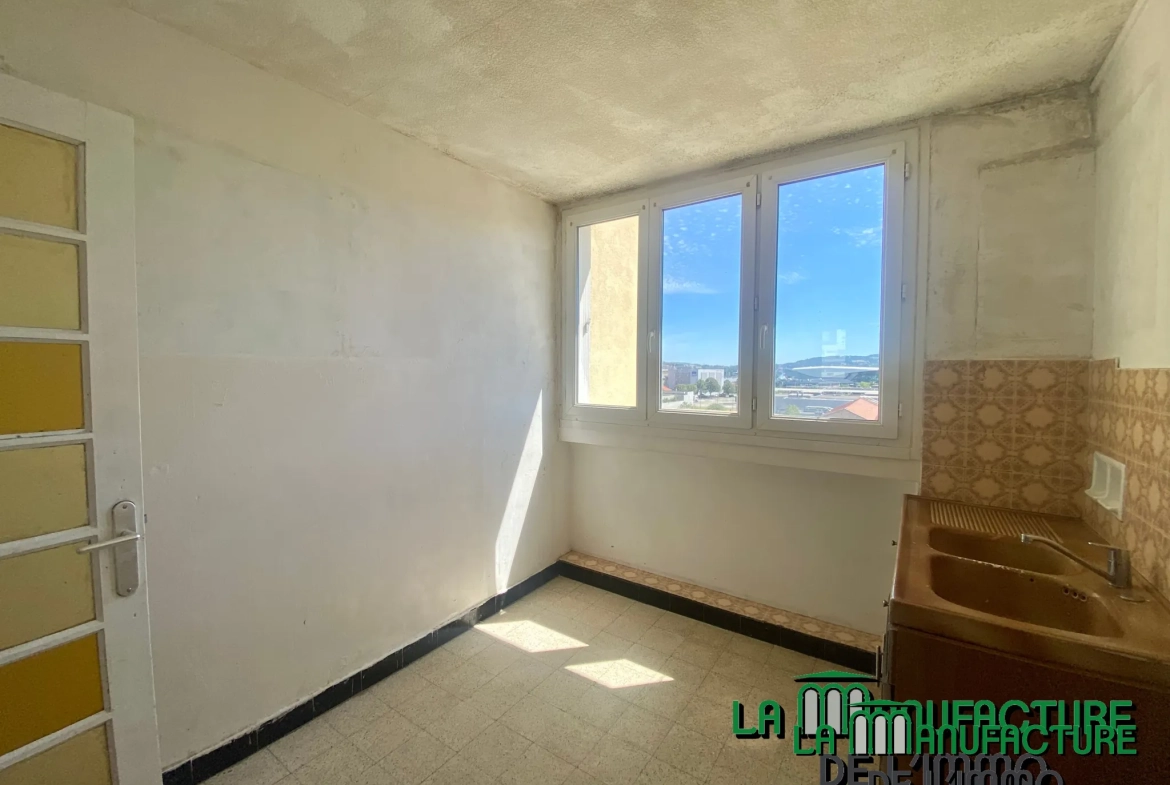 Appartement F3 lumineux à Saint-Étienne avec balcon, cave et parking collectif 