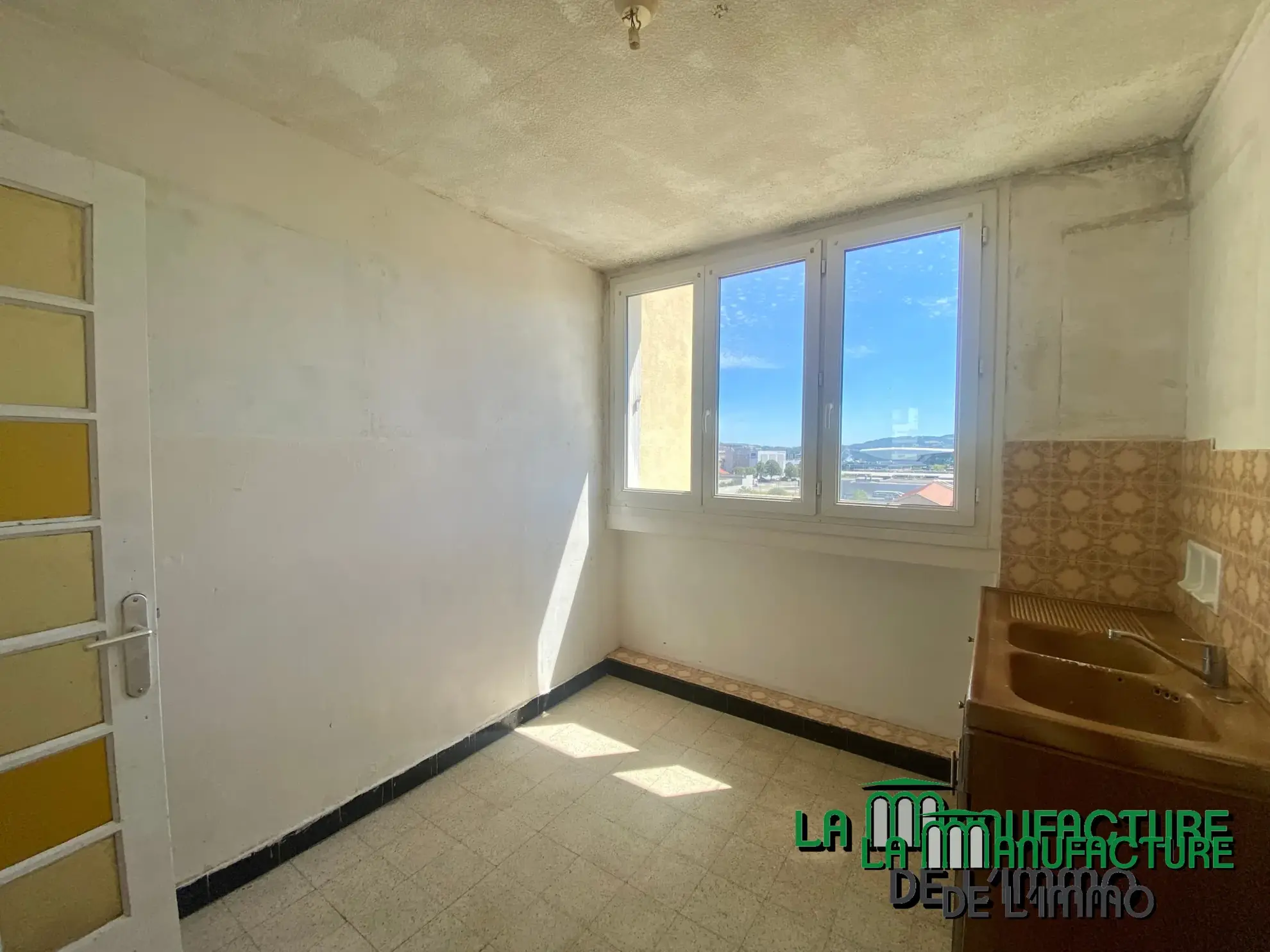 Appartement F3 lumineux à Saint-Étienne avec balcon, cave et parking collectif 