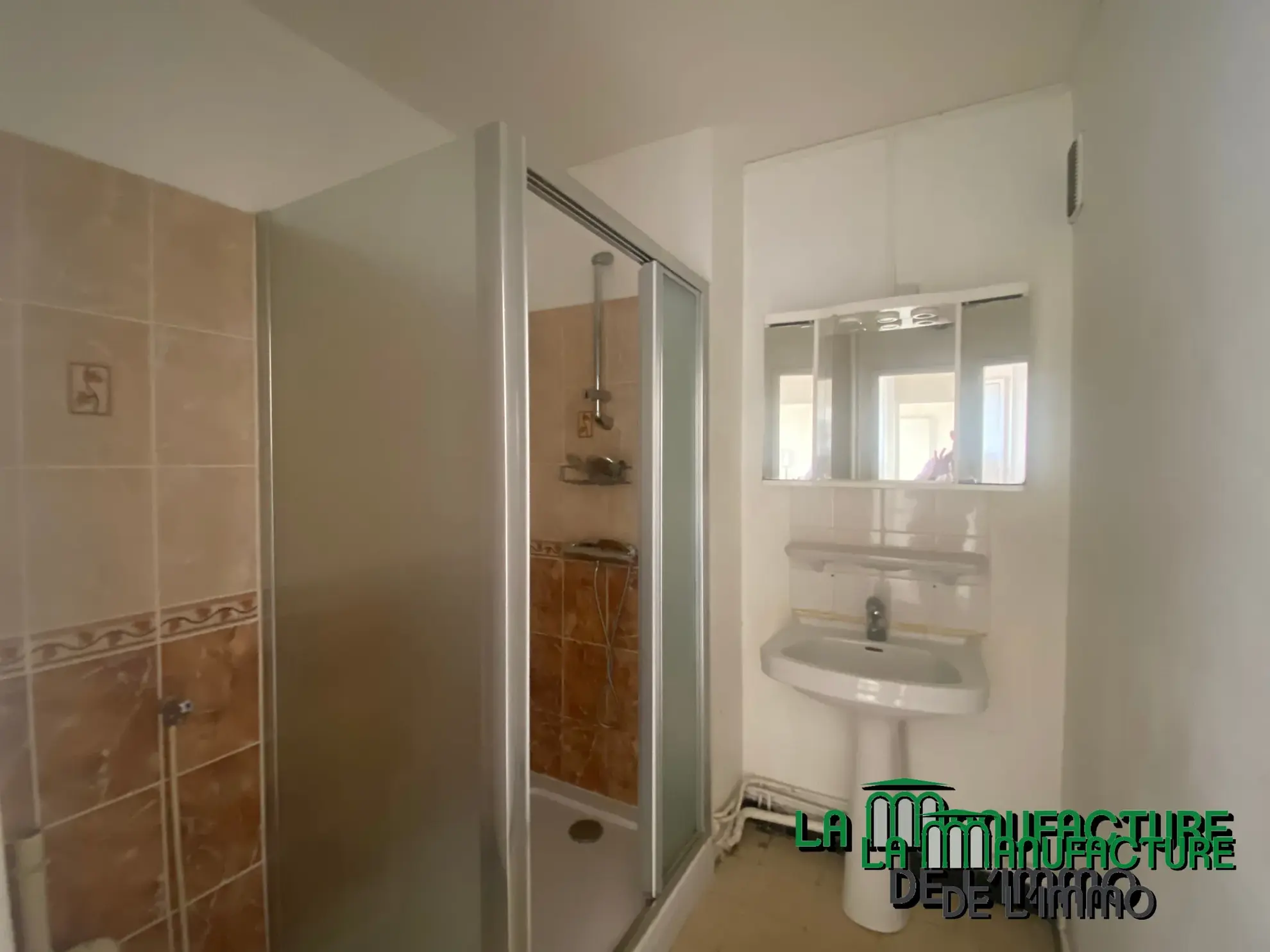 Appartement F3 lumineux à Saint-Étienne avec balcon, cave et parking collectif 
