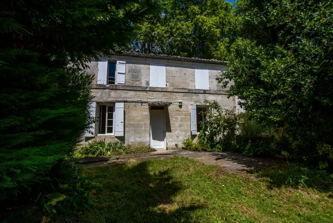 Maison charentaise avec jardin et garages à Saintes dans un quartier recherché 