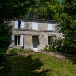 Maison charentaise avec jardin et garages à Saintes dans un quartier recherché