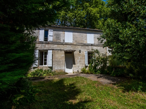 Maison charentaise avec jardin et garages à Saintes dans un quartier recherché