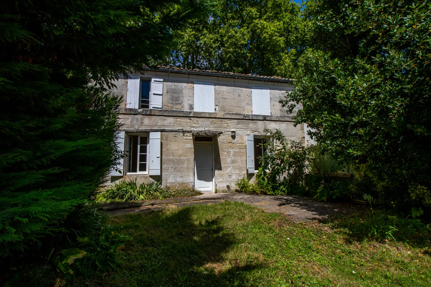 Maison charentaise avec jardin et garages à Saintes dans un quartier recherché 