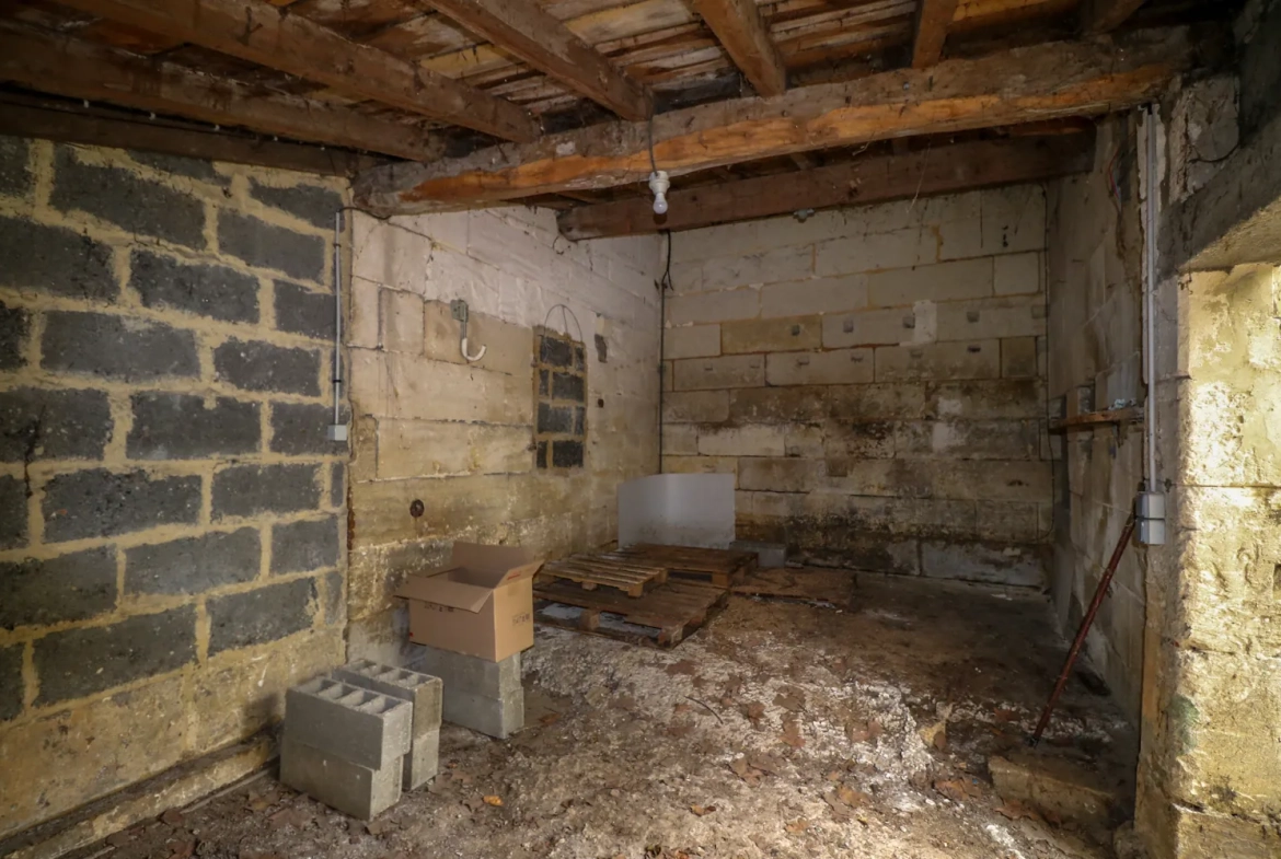 Maison charentaise avec jardin et garages à Saintes dans un quartier recherché 