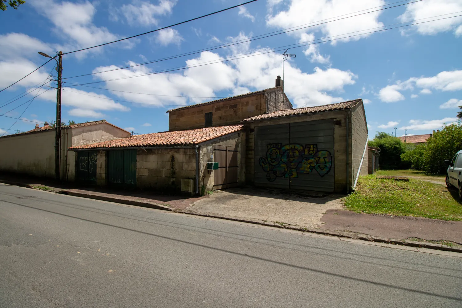 Maison charentaise avec jardin et garages à Saintes dans un quartier recherché 