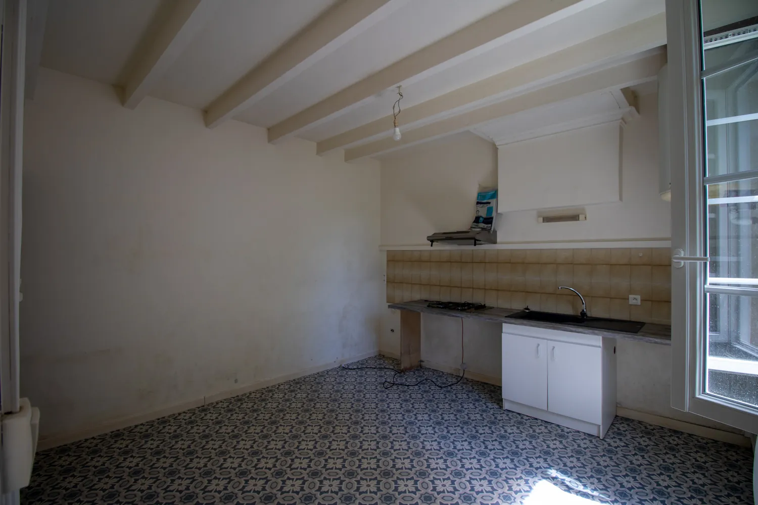 Maison charentaise avec jardin et garages à Saintes dans un quartier recherché 