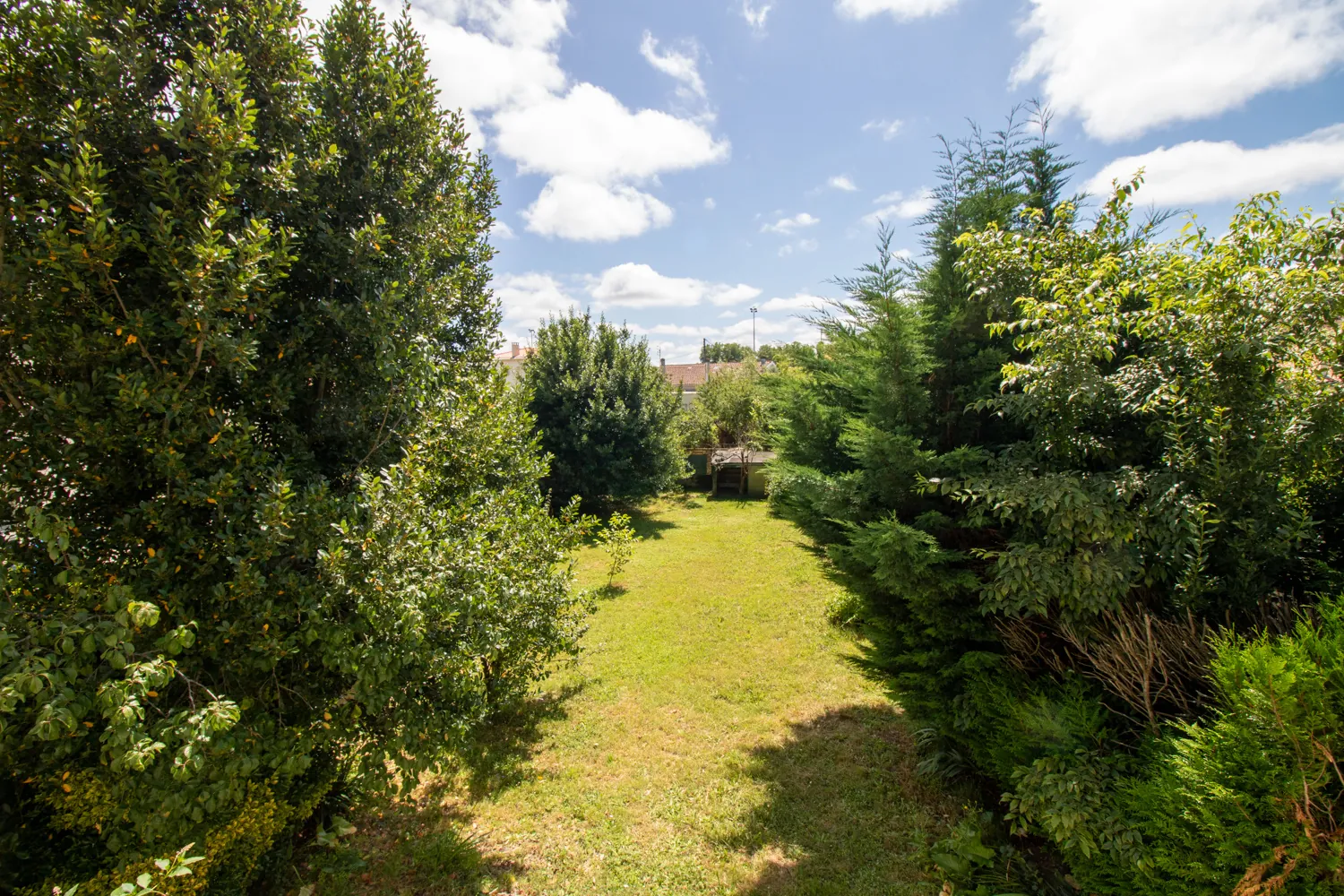 Maison charentaise avec jardin et garages à Saintes dans un quartier recherché 
