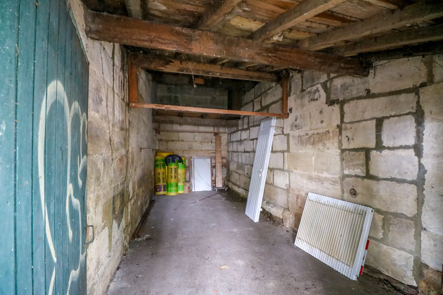 Maison charentaise avec jardin et garages à Saintes dans un quartier recherché 