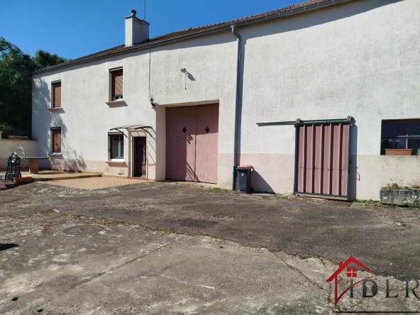 Corps de ferme habitable à Saint Broingt le Bois 52190 avec dépendances et terrain
