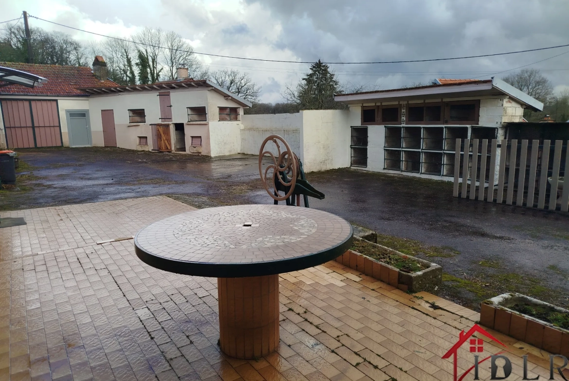 Corps de ferme habitable à Saint Brolingt le Bois près de Chalindrey 