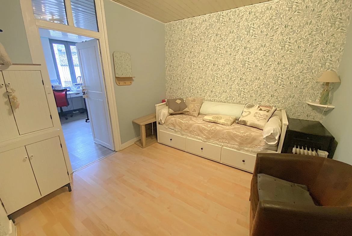 Maison de 77,5 m² en centre-ville de La Réole avec cour et potentiel d'aménagement 
