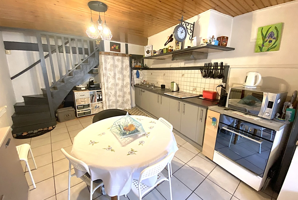 Maison de 77,5 m² en centre-ville de La Réole avec cour et potentiel d'aménagement 