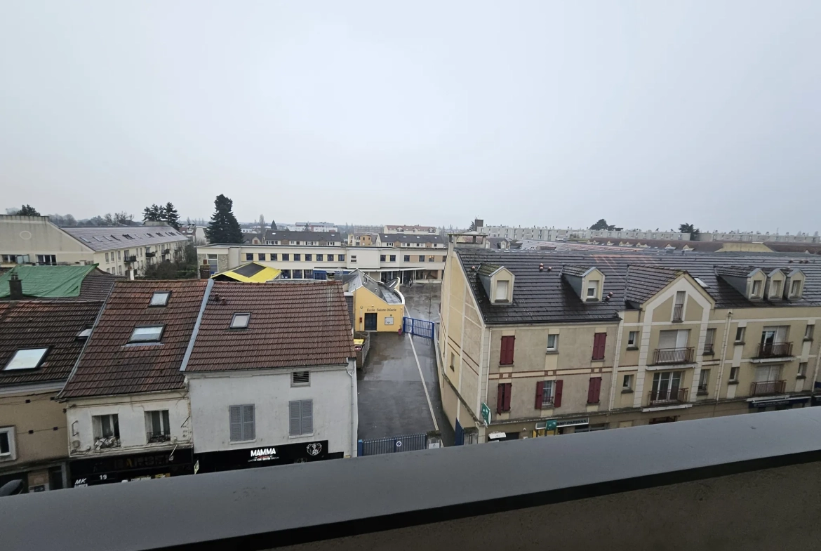 Appartement 4 pièces à Trappes, 70 m² avec balcon et parking en centre-ville 