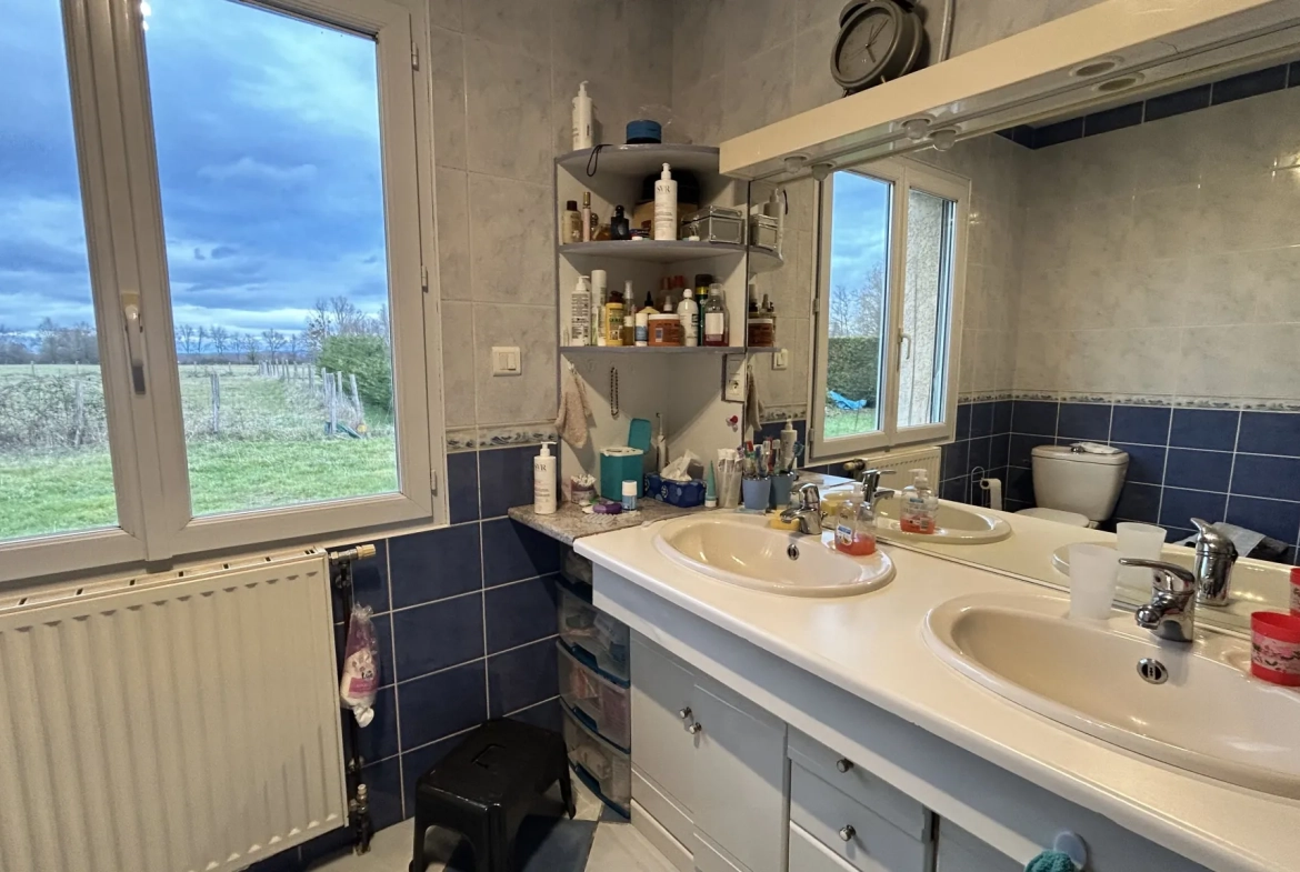 Belle villa familiale de plain-pied avec terrasse et grand terrain à Crevant-Laveine 