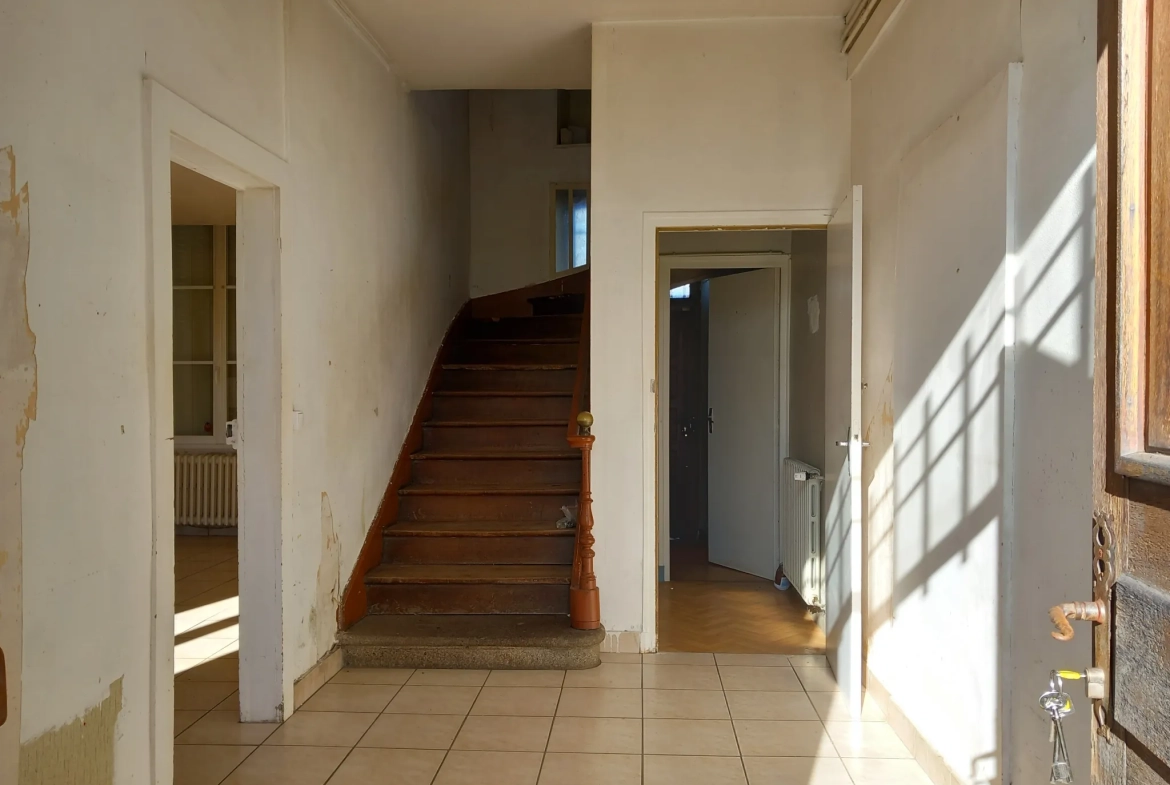 Maison indépendante avec 5 chambres sur terrain de 1964 m² à Saint Sulpice les Champs 