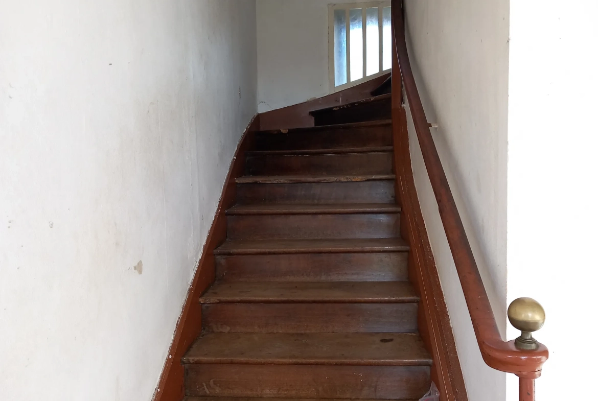 Maison indépendante avec 5 chambres sur terrain de 1964 m² à Saint Sulpice les Champs 